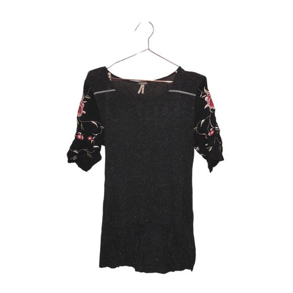 Gimmicks by BKE speckled top with embroidered sleeve and lace cut out size small - Picture 1 of 7